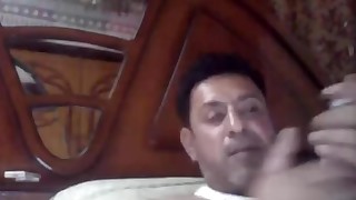 IRAQUI SE LA MEA MIENTRAS TOCO LA POLLA JUGANDO EN LA CAM GAY