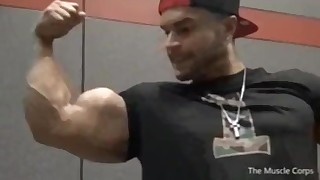 musclehunkflexing4