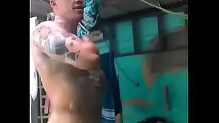 CurtoPezaoBH - Musculoso gostoso tomando banho na laje